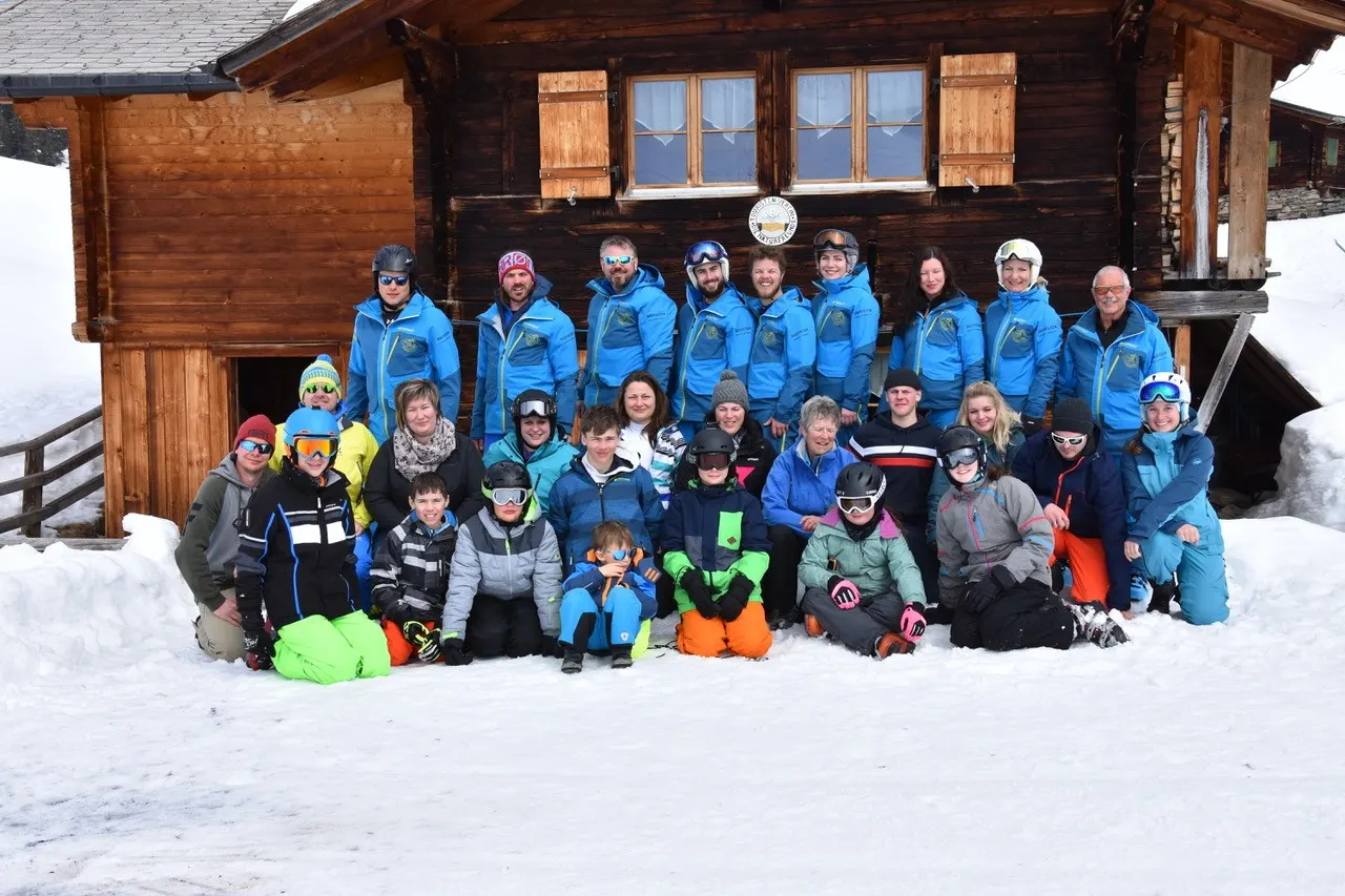 Gruppenfoto der Mitglieder des Schneesport-Clubs Wiedlisbach vor einer Berghütte im Schnee